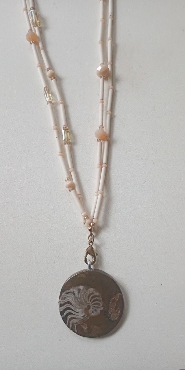 Catenine: Boho Kette mit Anhänger Versteinergung echtem Stein zu Nile – Usato da St. Gallen venduto da Hereplaysmusic