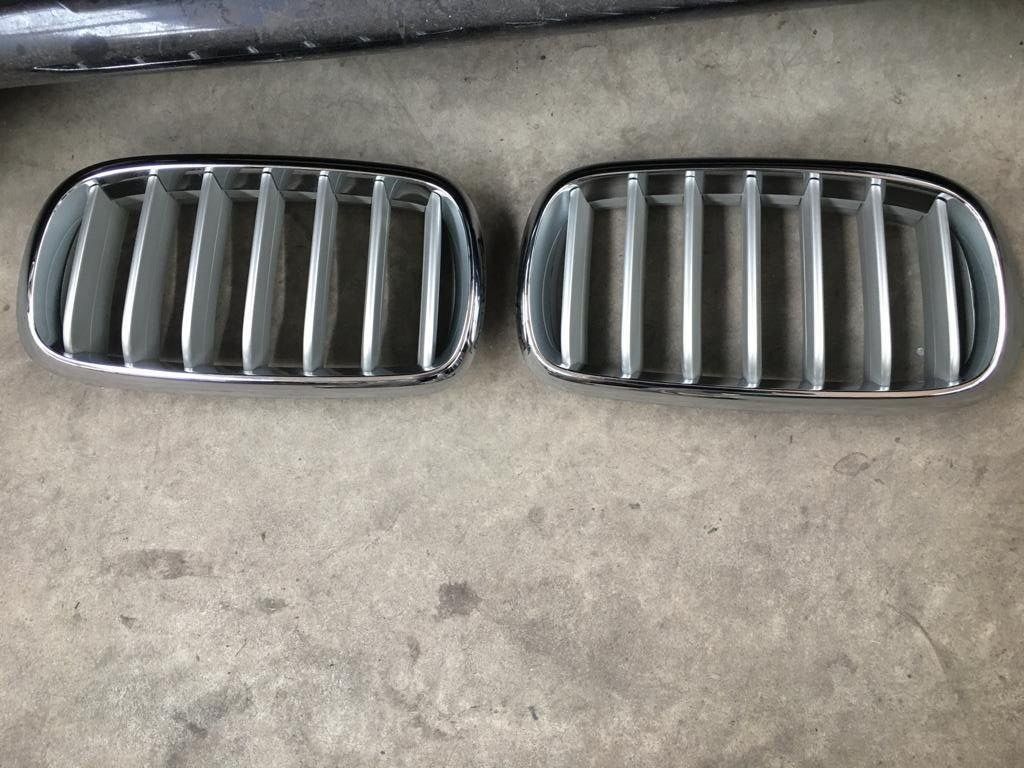 BMW Tutti pezzi di ricambio auto: BMW X5 F15 ORIGINAL Front Kühlergrill – Usato da Feuerthalen venduto da ItsKruusty