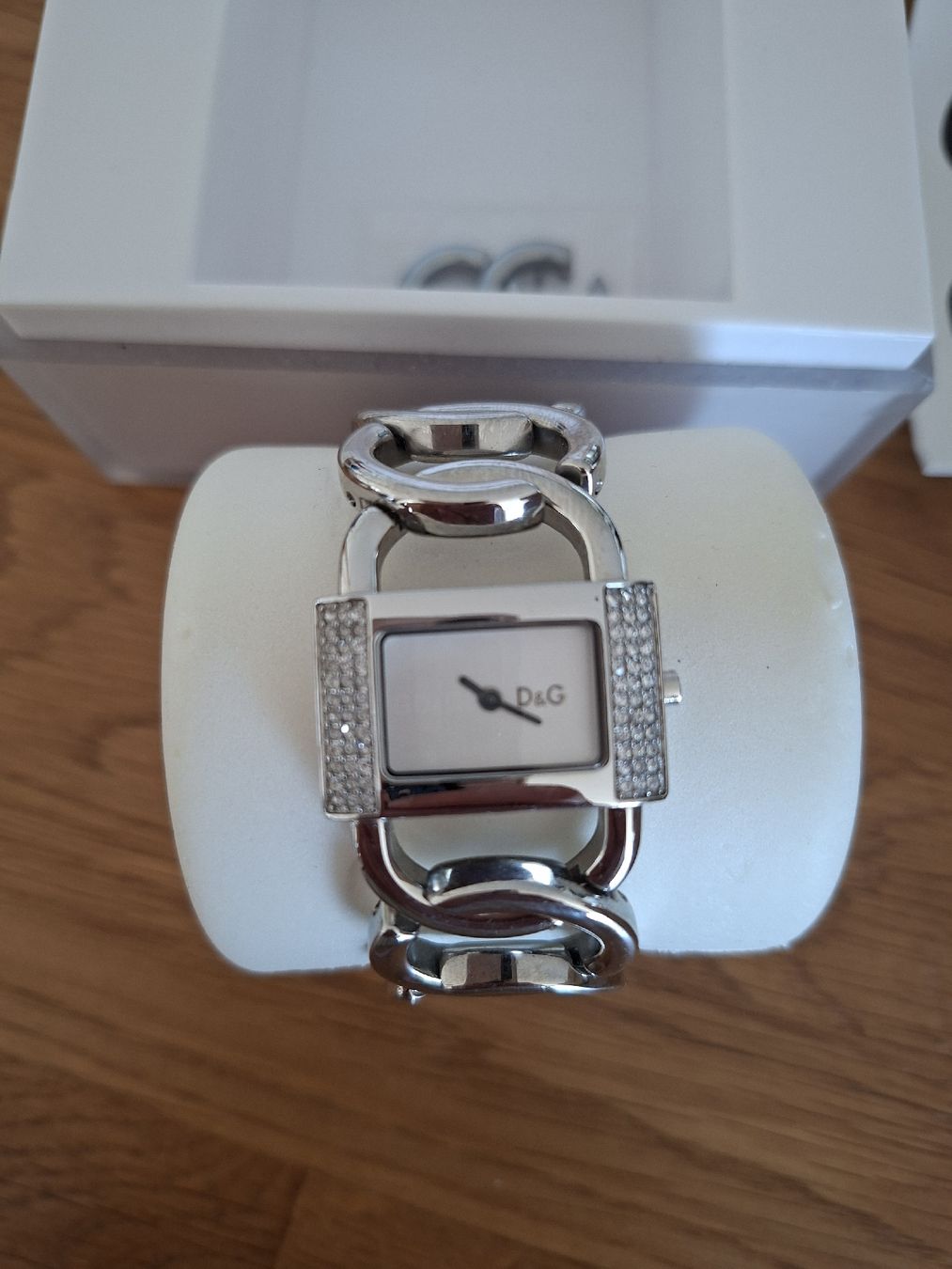 Dolce & Gabbana Orologi: Damenuhr D & G Silber mit Steinen – Usato da Hitzkirch venduto da Emanuela.Cucco