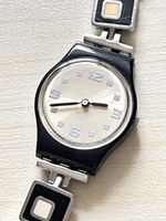 Swatch Damenuhr schwarz silberfarben Zifferblatt hell