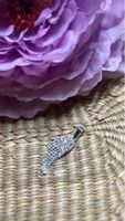 Glänzender silbriger Flügel mit Zirkonia