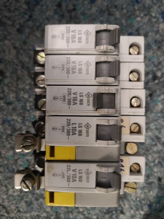 Lot De 5 Disjoncteurs Hager – 2 Ampères – Neufs