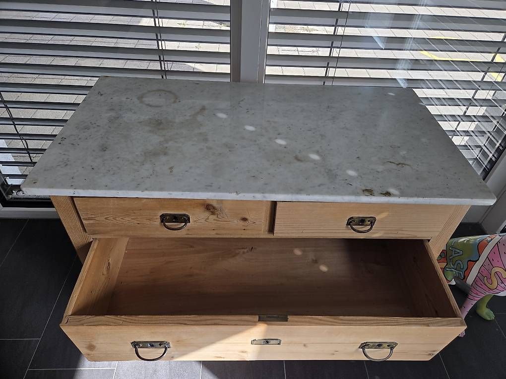 Commodes: Holzkommode mit Marmorplatte – D'occasion à Diepoldsau par deeleux 1