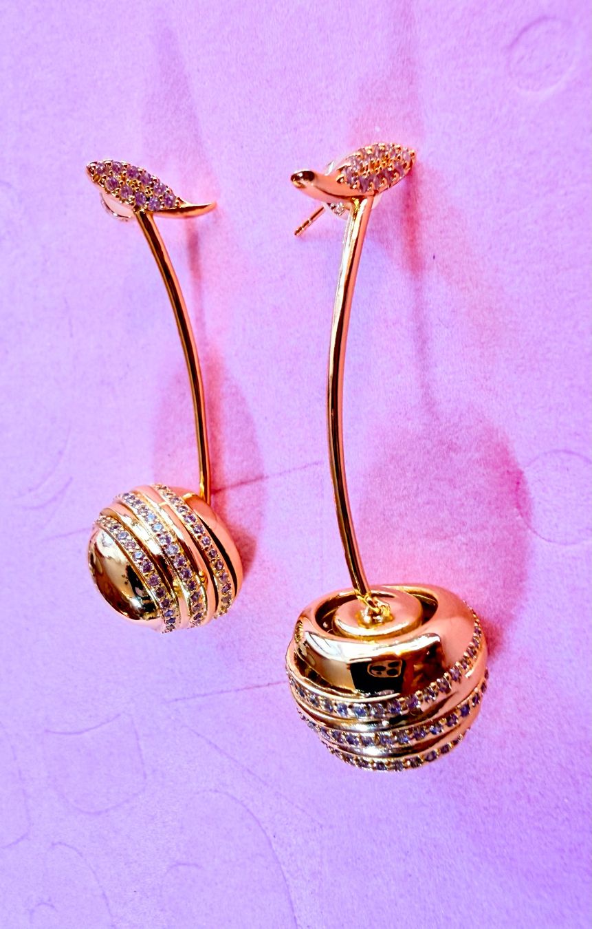 Orecchini pendenti & Orecchini a lobo: Élégantes boucles d'oreilles cerises dorées – Nuovo e nell'imballaggio originale da St-Maurice venduto da Sandrinette123 1