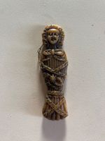Diese braune Wachsfigur zeigt (das Jesuskind?) Oder...?