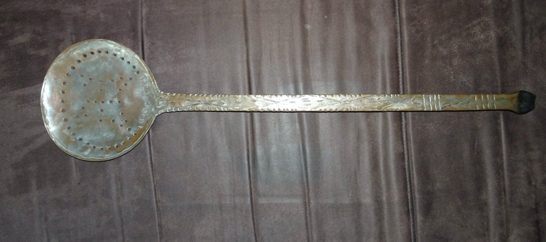 Cucchiai: Ancienne cuillère à écumer en cuivre, décorée – Usato da Châtelaine venduto da fil_7lqg