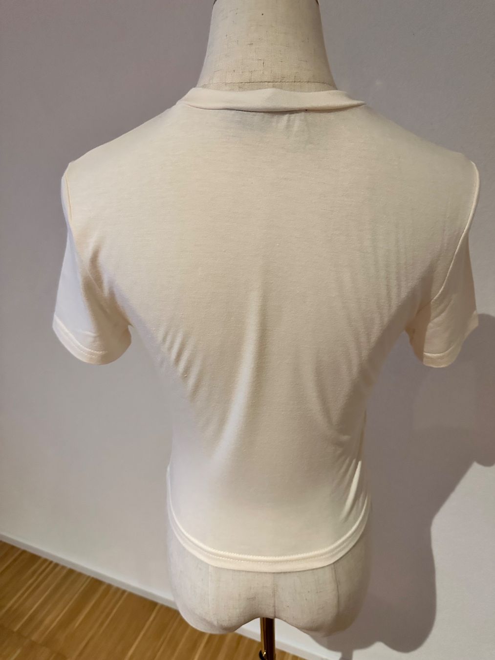 T-shirt: Ecru t-shirt – Nuovo (secondo la descrizione) da Neuchâtel venduto da agn_jc66 1