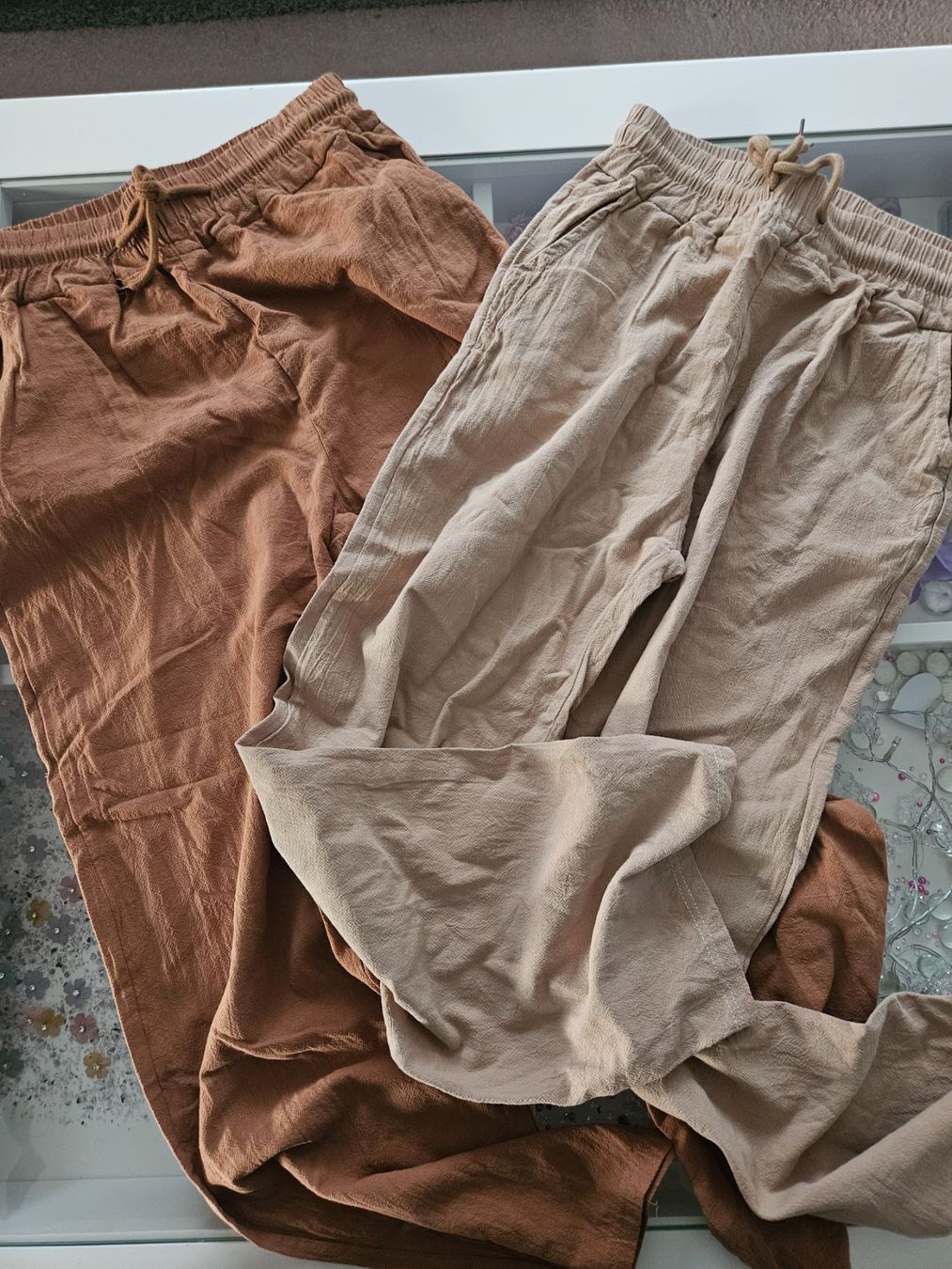 Lots de vêtements: Zwei Freizeithosen Leinen Baumwolle – Neuf (Voir description) à Unterägeri par Sleepbear