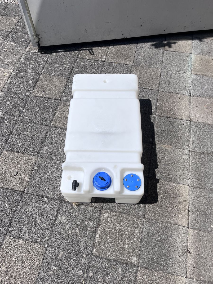 Abbeveratoi e trogoli: Wassertank ungebraucht  45liter  – Nuovo e nell'imballaggio originale da Scherzingen venduto da Husabergli 1