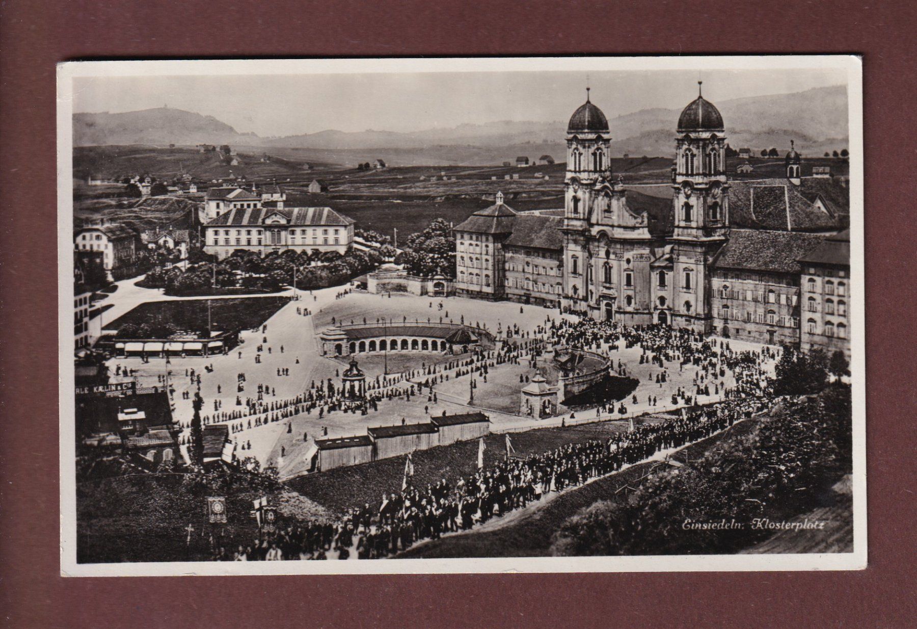 Cartoline postali: EINSIEDELN - Klosterplatz - Leute - 1936 – Usato da Pully venduto da nicecards-shop