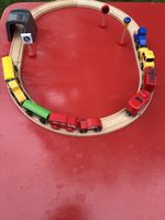 Holzeisenbahn Set mit Autos und Zubehör gebrauchter Zustand