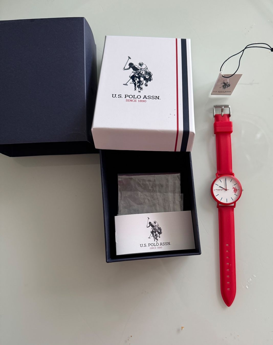 Orologi: U.S. Polo Assn. Uhr, Rot, oder Dunkelblau Neu mit Etikett, – Nuovo e nell'imballaggio originale da Adliswil venduto da Jessik0