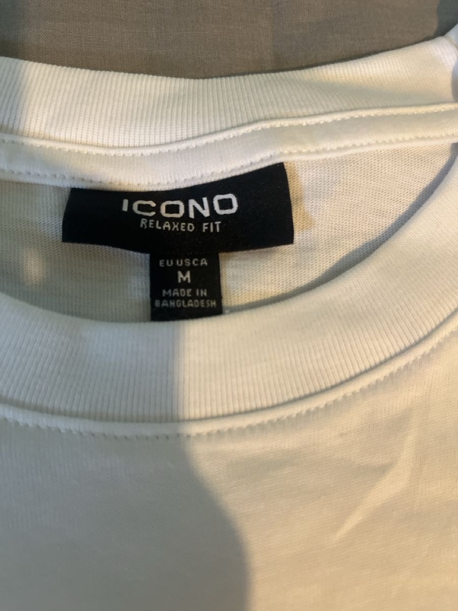 T-shirt: Icono Studios T-Shirt – Nuovo (secondo la descrizione) da Frauenfeld venduto da joh_lp6l 1
