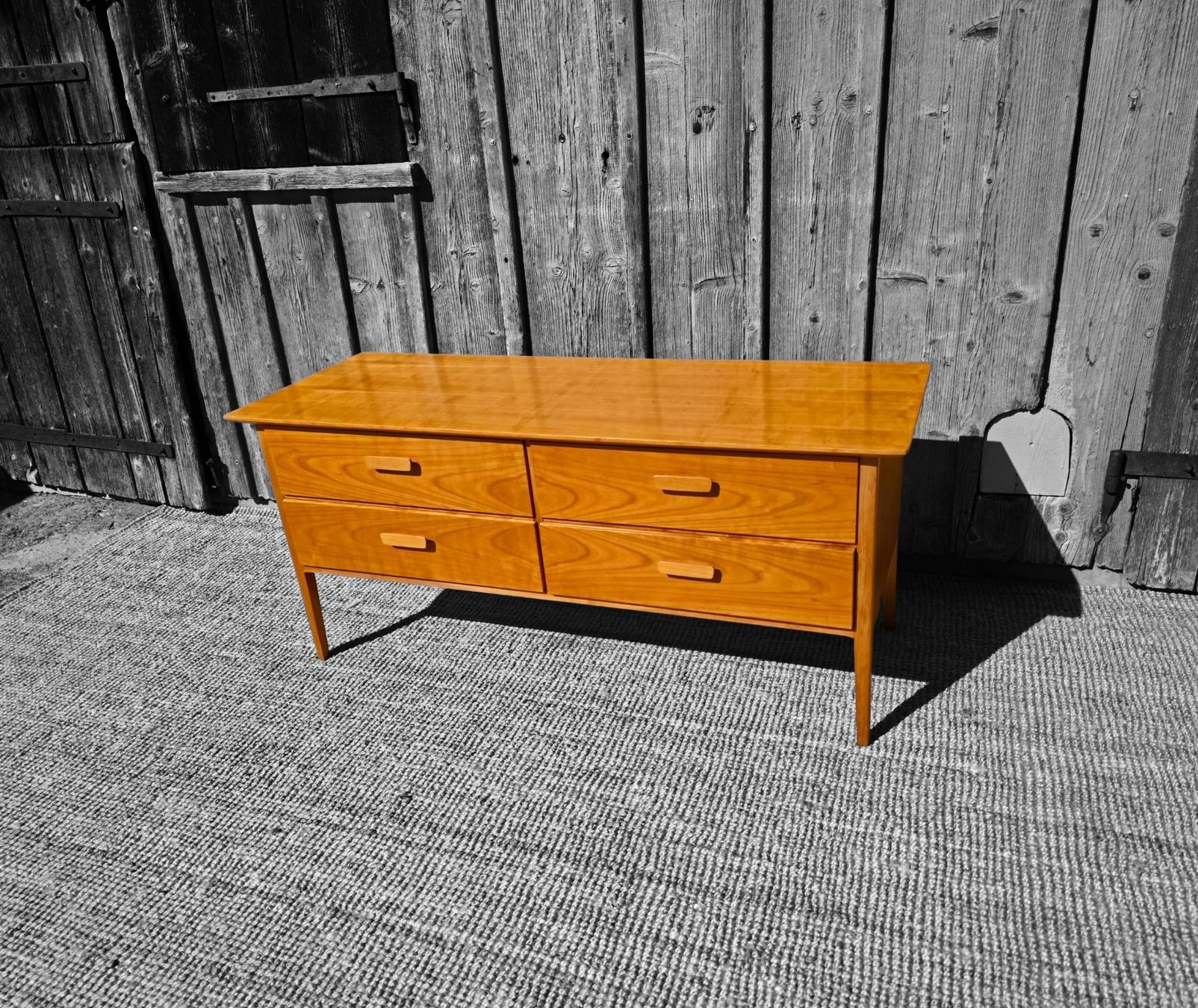 Cassettiere: Mid-Century Vintage  Original Sideboard/Kommode Cherry – Usato da Haslen AI venduto da Vintagelix
