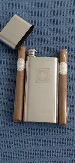 Altro: Flachmann mit Zigarren – Nuovo e nell'imballaggio originale da Gipf-Oberfrick venduto da Bicholino 1