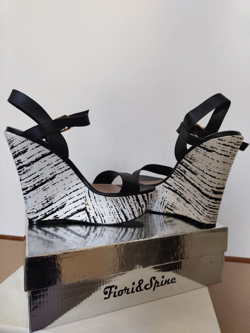 Scarpe da donna: Sandali con zeppa, nero e bianco, n.40 / nuovi – Nuovo e nell'imballaggio originale da Lugano venduto da mar_5j2q 1