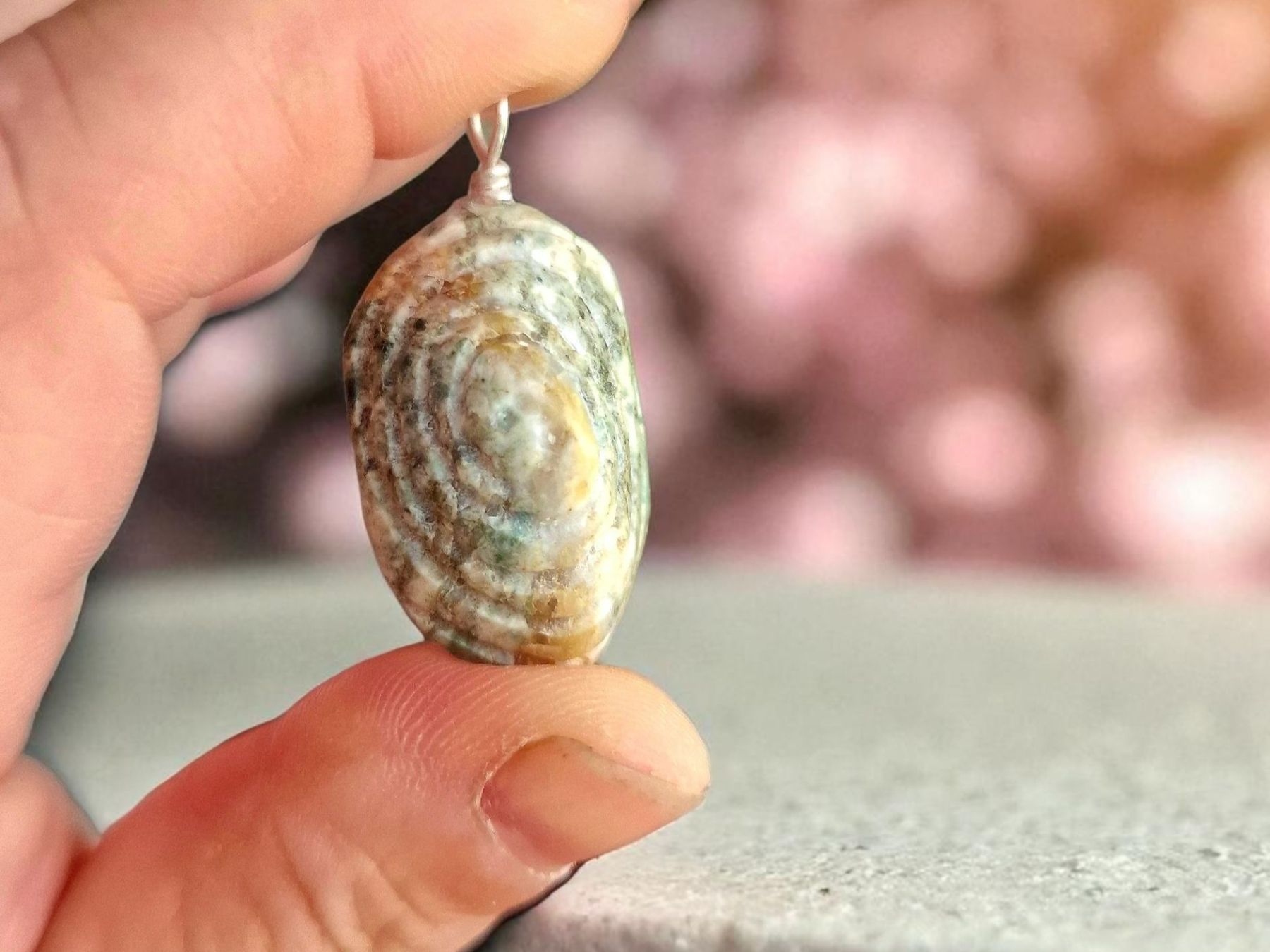 Minerali & Pietre curative: Allalin-Gabbro Anhänger mit Gravierter Spirale – Nuovo e nell'imballaggio originale da Aarau venduto da Schmuckhoehle_MD 1