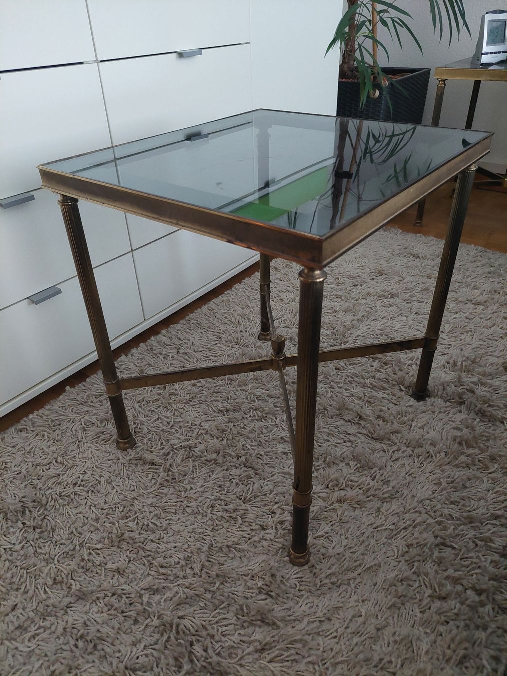 Set di tavolo e panche: Zwei edle Vintage Messing-Couchtischchen mit Glasplatte – Usato da Zürich venduto da vre_7jgr 1