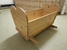 Massive Holzwiege / Babywiege im Landhausstil