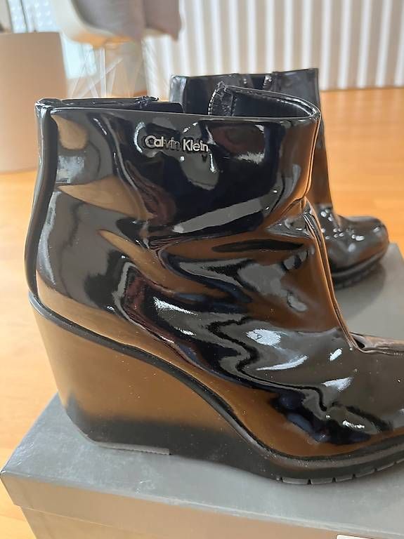 Damenschuhe: CK Wedge Stiefeletten schwarz lack – Gebraucht aus Züberwangen von biene_83 1