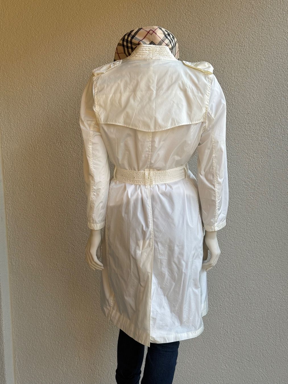 Burberry Cappotti: Weisser Trench Coat von Burberry – Usato da Endingen venduto da lisous.closet 2