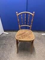 Antiker Holzstuhl mit Schnitzerei