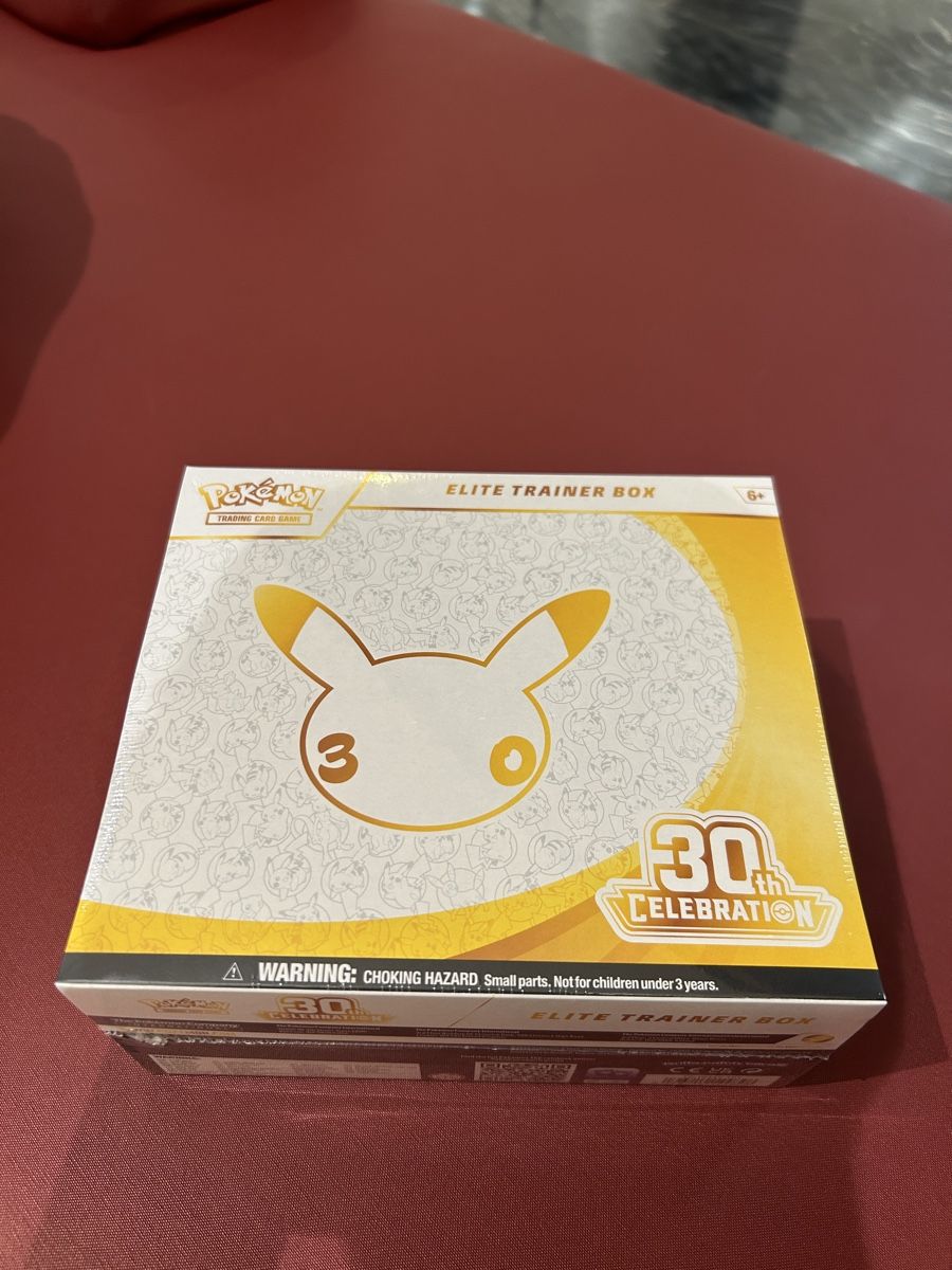 Pokémon Carte collezionabili: Pokémon ETB 30th EN – Nuovo e nell'imballaggio originale da La Tour-de-Peilz venduto da ant_9wdh