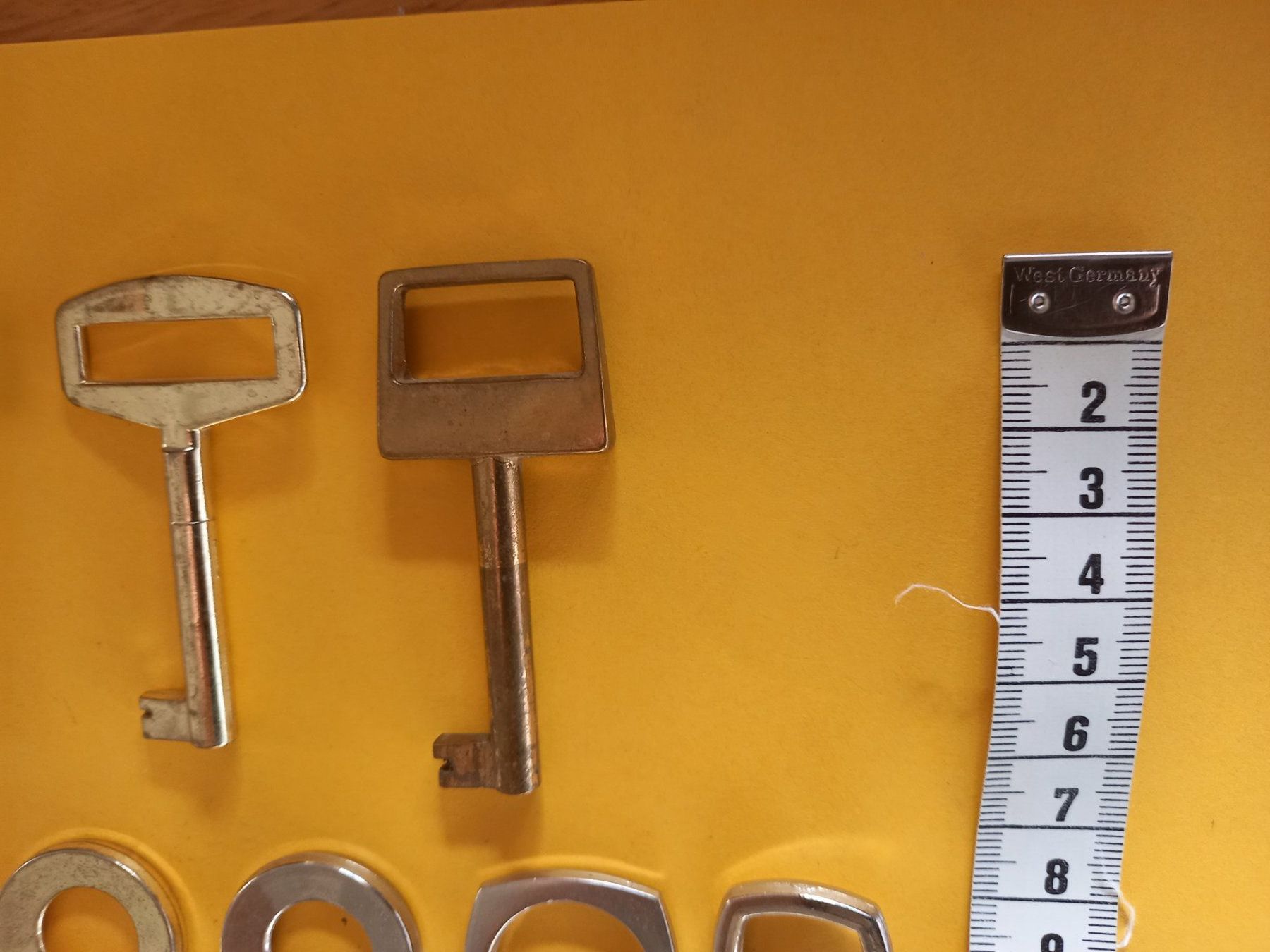 Chiavi: Lot de 10 clefs à panneton pour meubles – Usato da Rossens FR venduto da Souris1 5