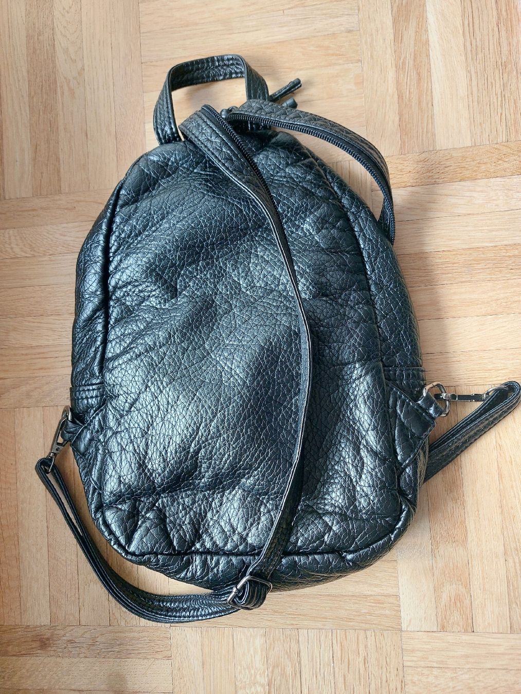 Zaini: Schwarzer Rucksack mit Nieten Deko – Usato da Bern venduto da titaniumsnow 2