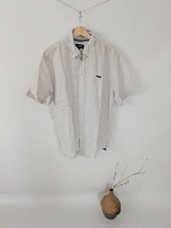 Leichtes Leinenhemd Gr. XL für Herren im Sommer, gestreift.