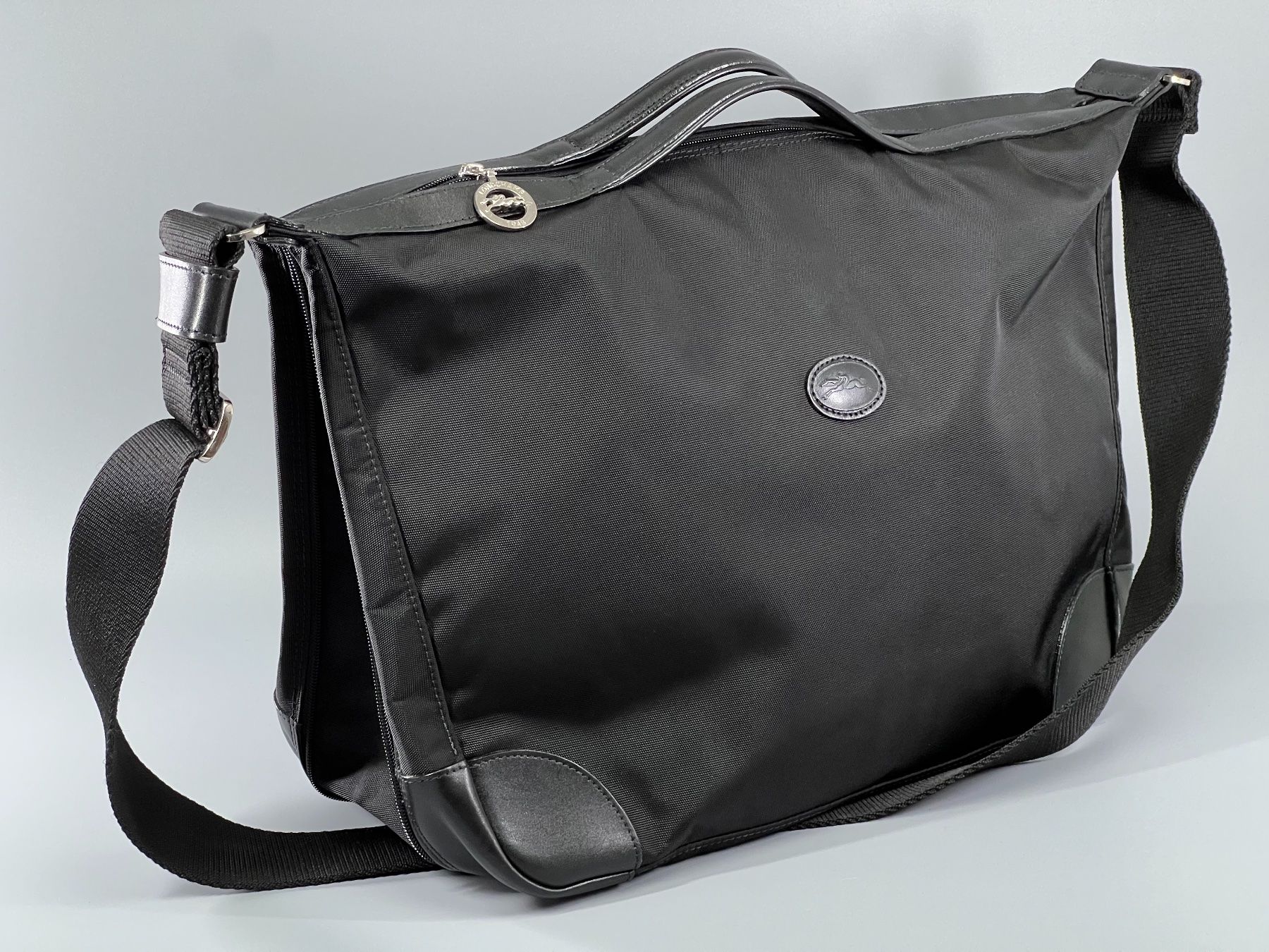 Longchamp Taschen: Longchamp Messenger Bag / Weekender - Schwarz - Top Zustand – Gebraucht aus Sennhof von Johnbest