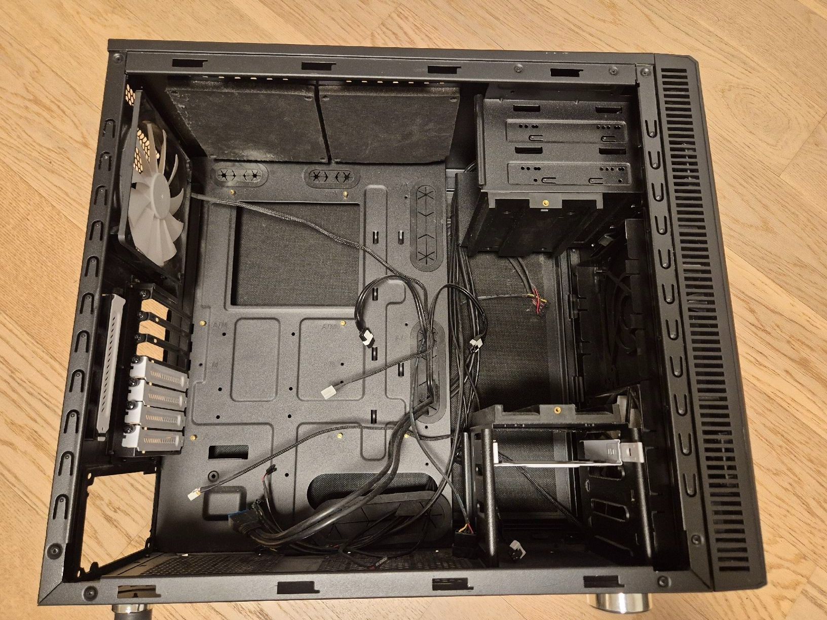 Custodie: Gebrauchtes PC Gehäuse - Midi Tower – Usato da Zürich venduto da Corrosion 2