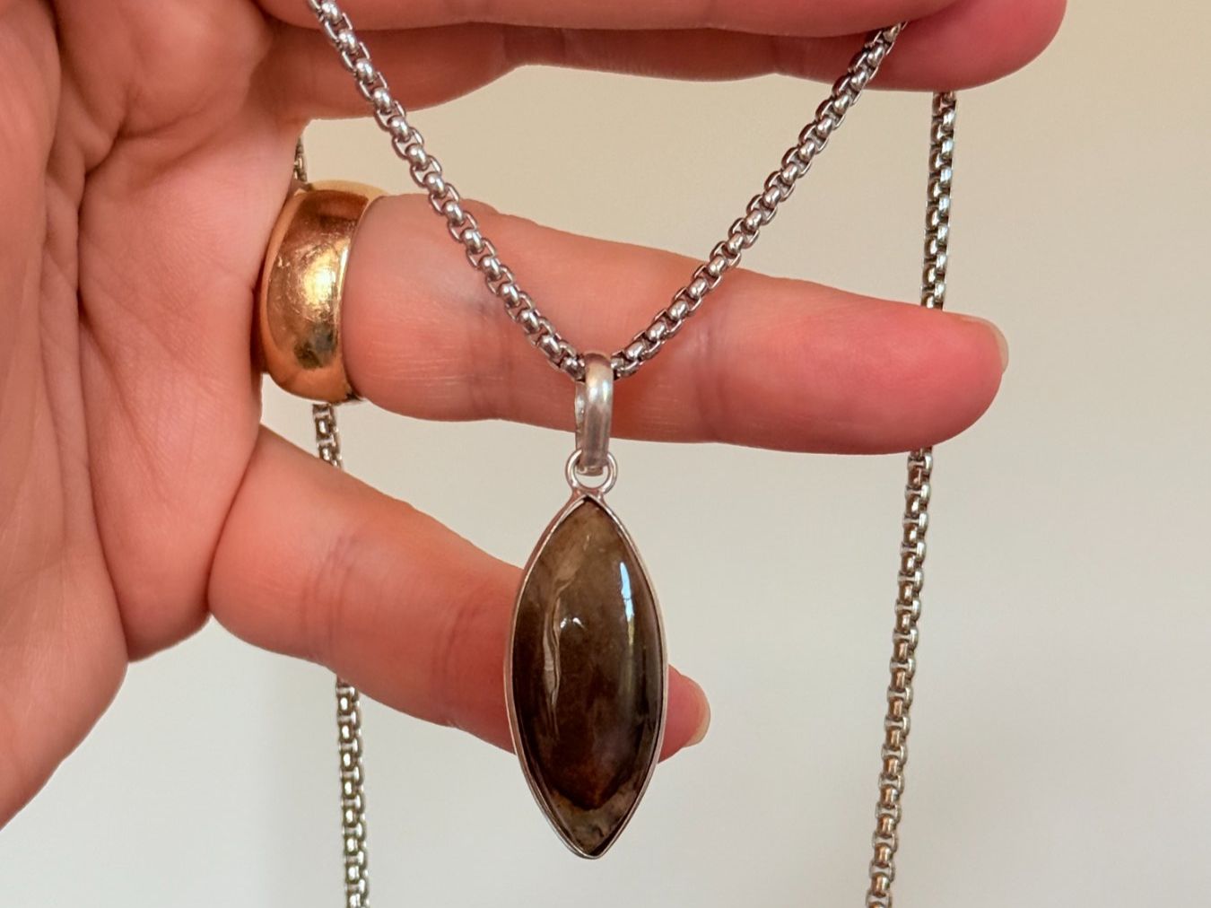 Ketten: Labradorite necklace – Neu und originalverpackt aus Genève von AGBERG