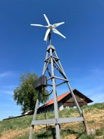 Grosses Windrad im Westernstil, ca. 4,5 m hoch, mit 12-V-Gen
