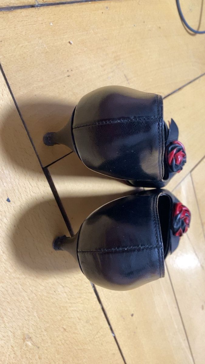 Scarpe da donna: Black Hush Puppies Heels with roses  – Usato da Zürich venduto da mar_zn2k 3