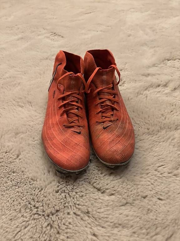 Nike Herrenschuhe: Orange Nike Fussballschuhe. – Gebraucht aus Lenk im Simmental von niczbaeren