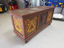 Antike Bauerntruhe Kassettentruhe Handbemalt mit Wappenmotiv