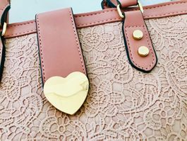 FABRIKNEUE Handtasche mit herzförmigem Magnetverschluss