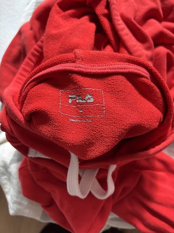 Pullover & Sweatshirts: roter Fila Hoodie  – Gebraucht aus Chur von gio_6rlp 2