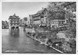 Zürich (ZH) Limmatquai mit Tram und Rathaus im Hintergrund G