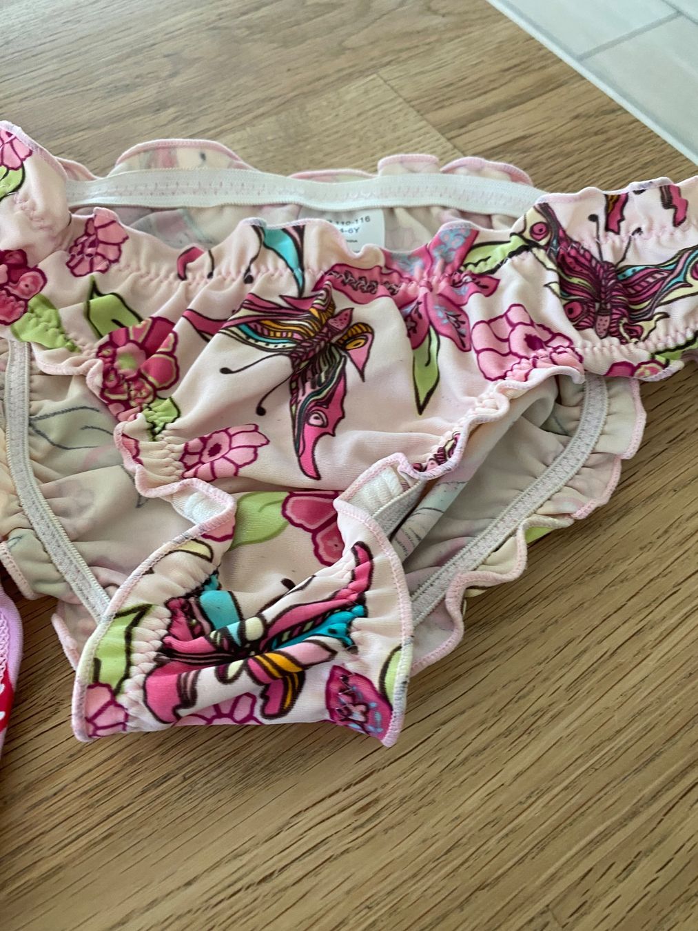 Costumi da bagno & Bikini: 2 Badeanzüge und eine Hose Gr. 110 – Usato da Hauenstein venduto da Ginsy 3