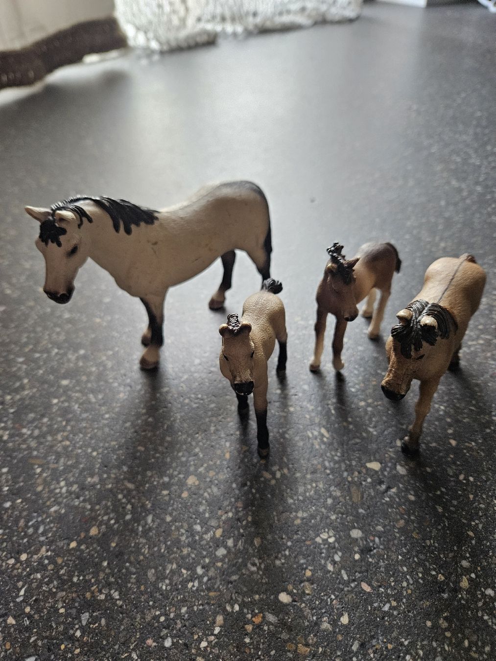 Schleich Giocattoli: Schleich Pferde Set vier Figuren – Nuovo (secondo la descrizione) da Anwil venduto da tamoos