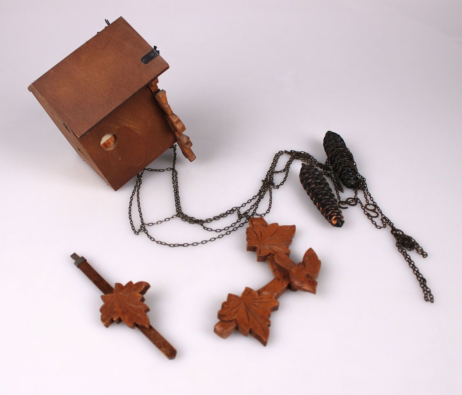 Orologi da terra & Orologi da parete: Kuckucksuhr mit geschnitztem Holzgehäuse – Usato da Volketswil venduto da brockipfannenstil 3