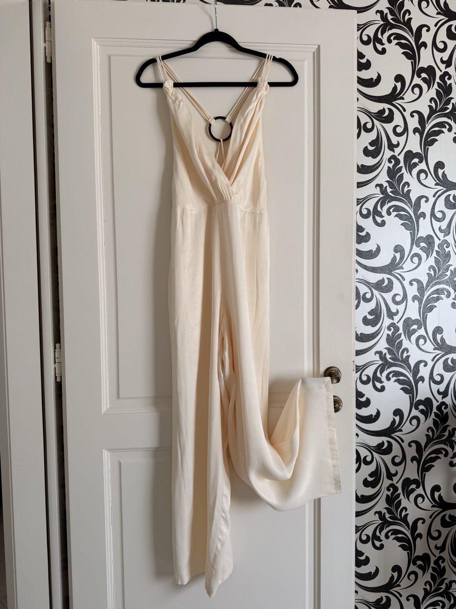 Zara Tute: Zara Cream Jumpsuit – Usato da Corsier-sur-Vevey venduto da Kristina.Nova 2