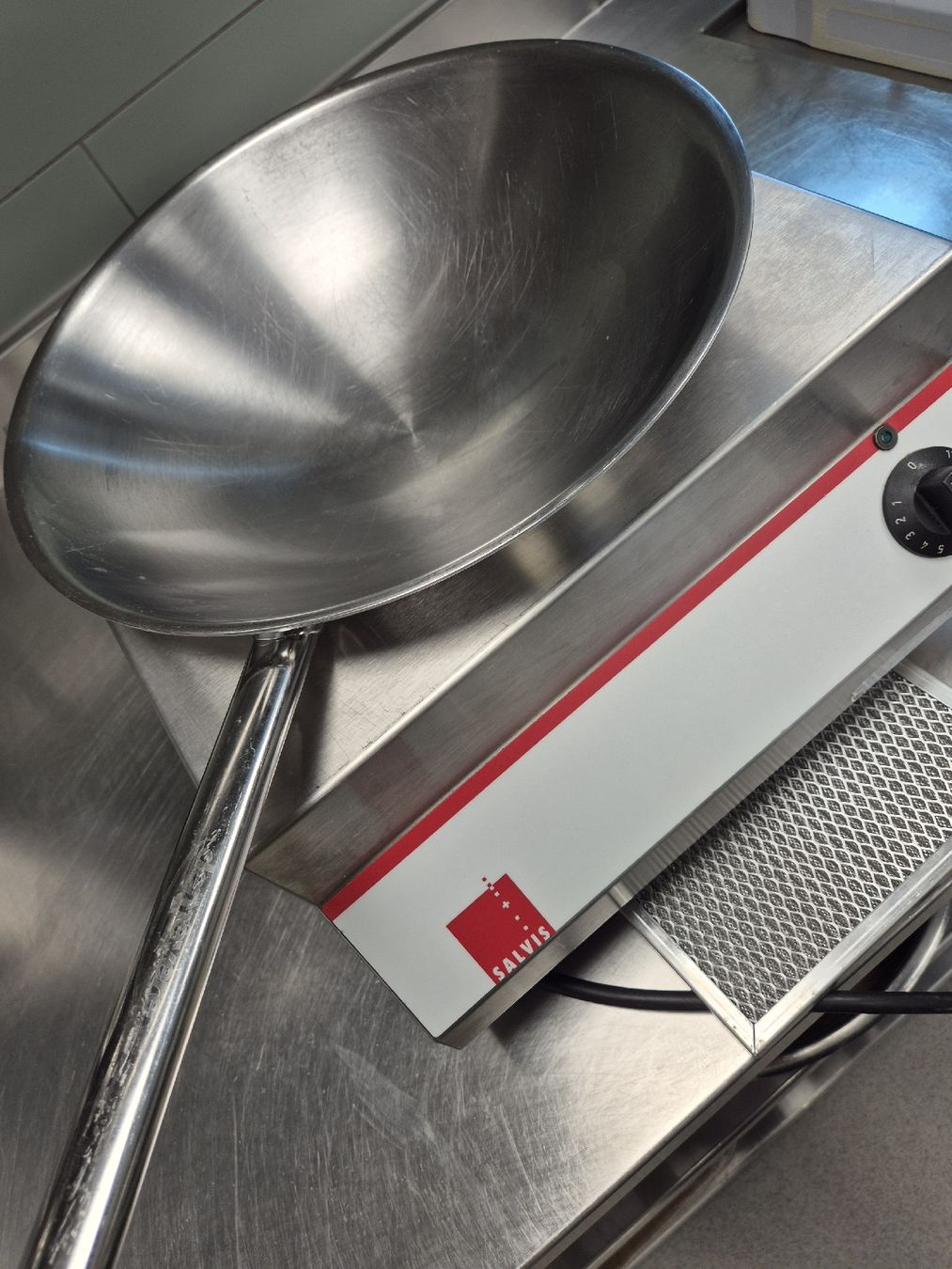 Elettrodomestici da cucina: Salvis Induktions Wok Tischmodel mit Wokschale gebraucht – Usato da Luzern venduto da michschm7