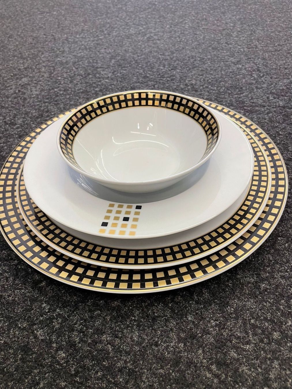 Services de table: Porzellan Geschirrset "Iris" 97-teilig – Neuf avec emballage d'origine à Reinach AG par evimshop 4