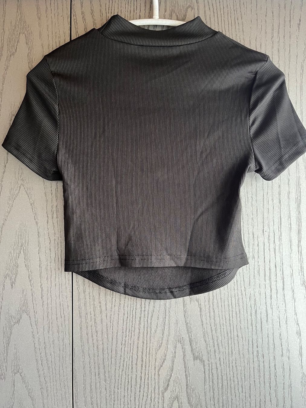 Shein T-shirt: T-shirt noir avec découpe – Usato da Le Locle venduto da Ophelhugy 1