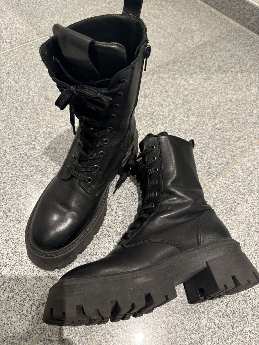 Damenschuhe: Black Leather Boots with Chunky Sole, Gr. 38 – Gebraucht aus Einsiedeln von Cla_9z66
