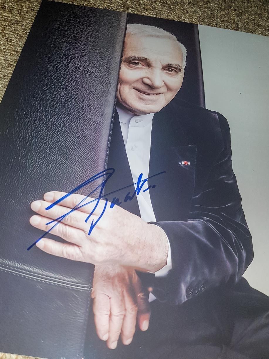 Autografi: Charles Aznavour - Autogramm auf Foto – Usato da Kaisten venduto da Simpsons4