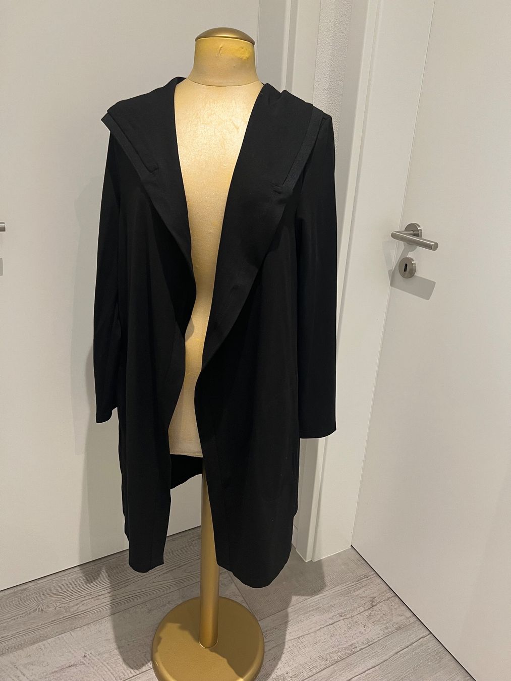 Nile Gilet & Giacche senza maniche: Nile - Long gilet à capuche - noir - M – Nuovo (secondo la descrizione) da Mézières FR venduto da Daisy16